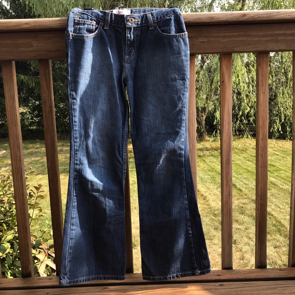 Dark jeans, straight leg w little flare.